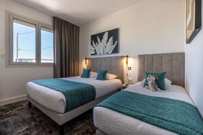 Habitación triple Deluxe | Caja fuerte, escritorio, cortinas opacas y tabla de planchar con plancha
