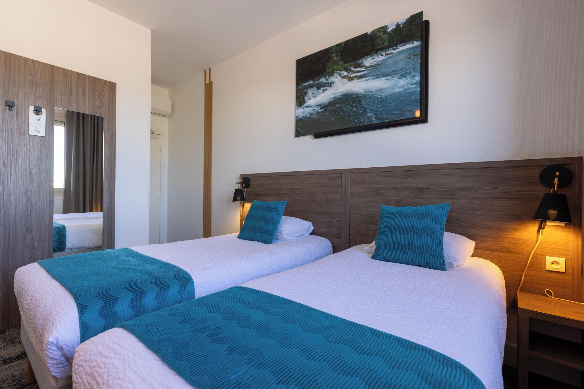 Caja de seguridad en la habitación, escritorio y cortinas blackout 