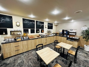 Tägliches Frühstücksbuffet (11 EUR pro Person)