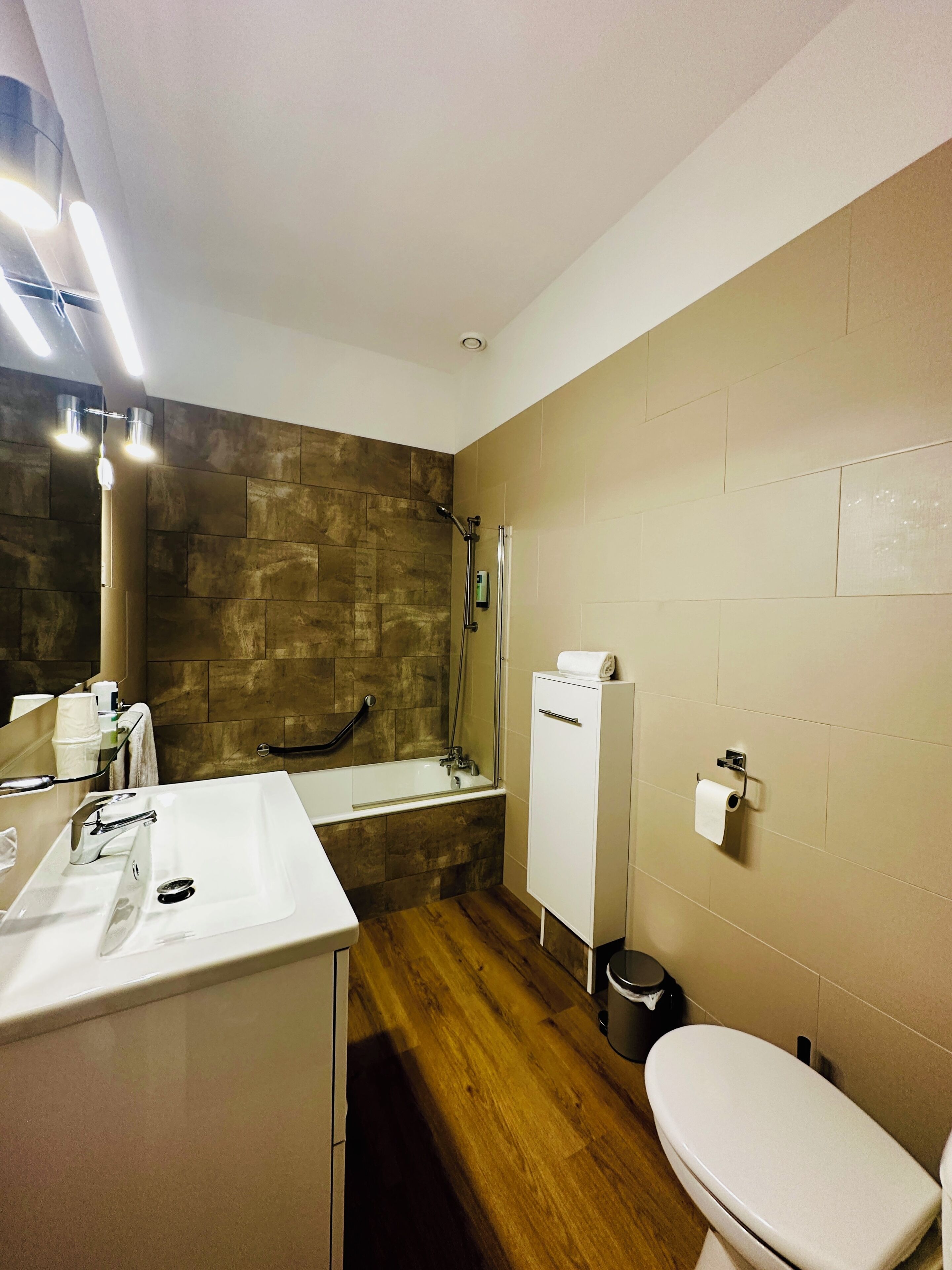 Ein Badezimmer mit Badewanne, Toilette und Waschbecken.
