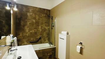 Ein Badezimmer mit Badewanne, Toilette und Waschbecken.