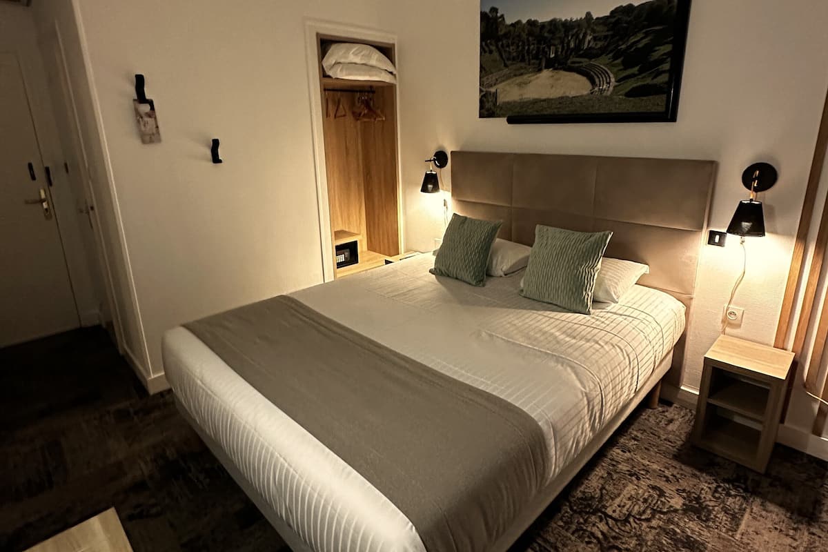 Deluxe Double Room | Peti besi dalam bilik, langsir/tirai gelap terus