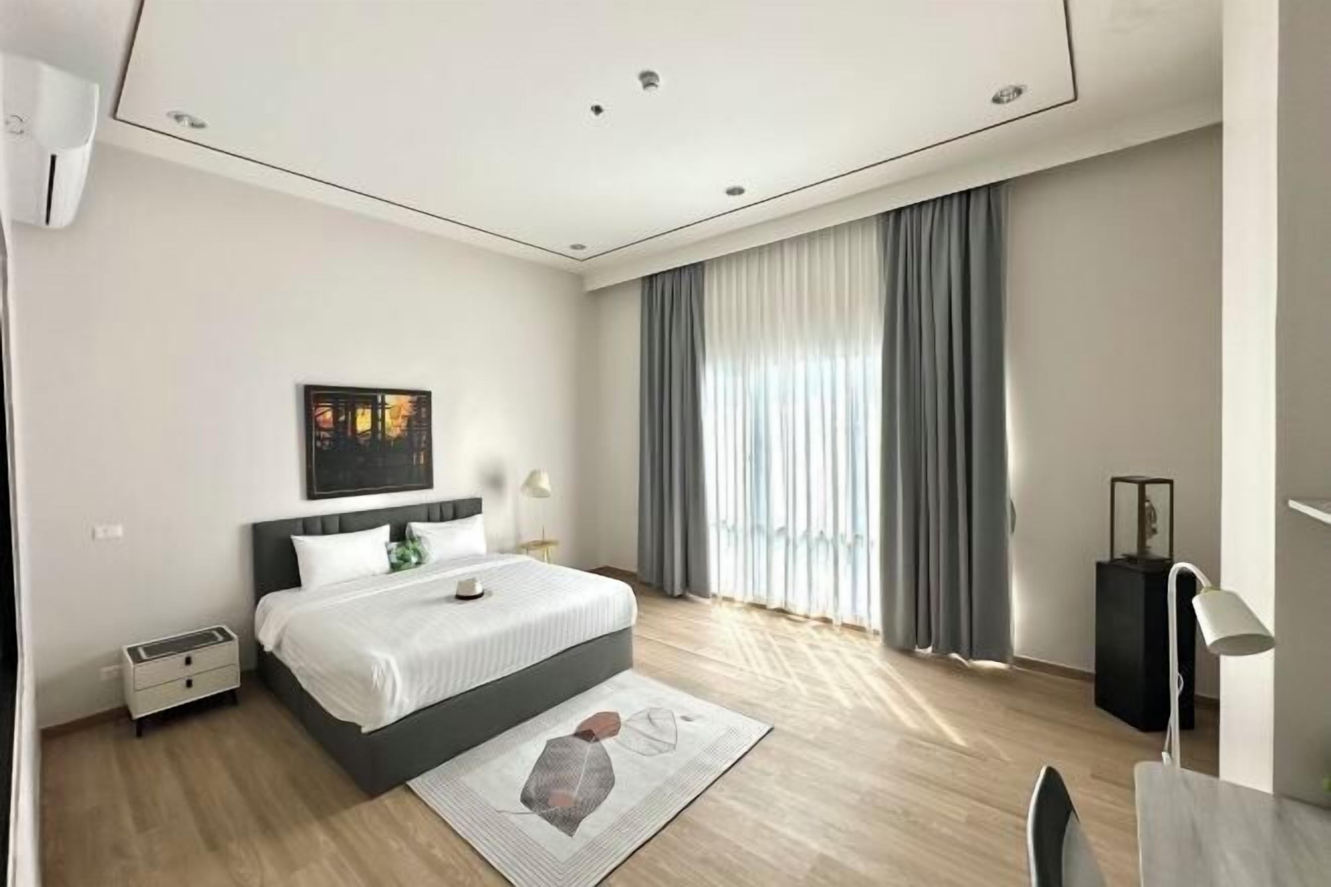 高級寢具、羽絨被、布置獨特、書桌