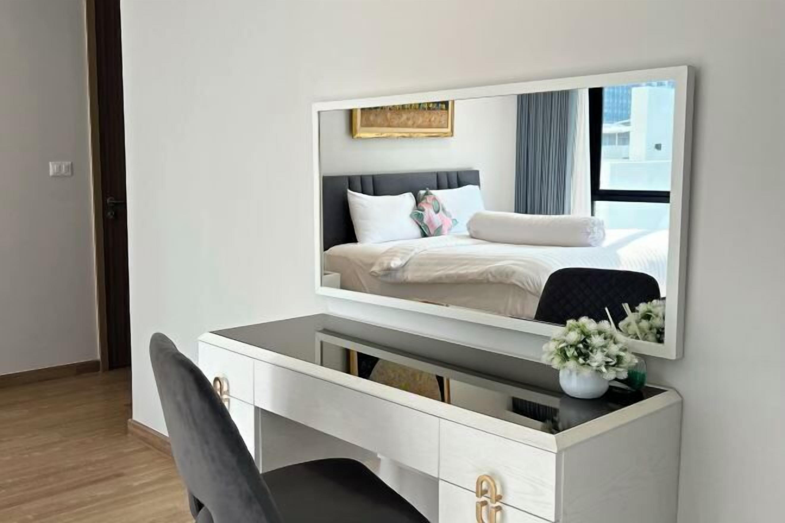 Premium bedding, down comforters, individually furnished, desk