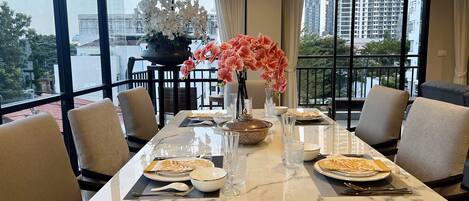 4 Bedrooms Exclusive Apartment (Unit 301) | 客室内のダイニングエリア