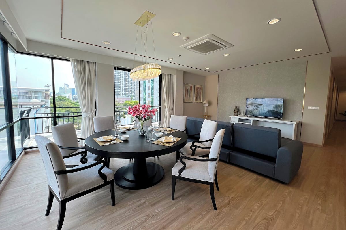 4 Bedrooms Exclusive Apartment (Unit 401) | Aire de séjour | Téléviseur connecté de 46 po avec télévision numérique