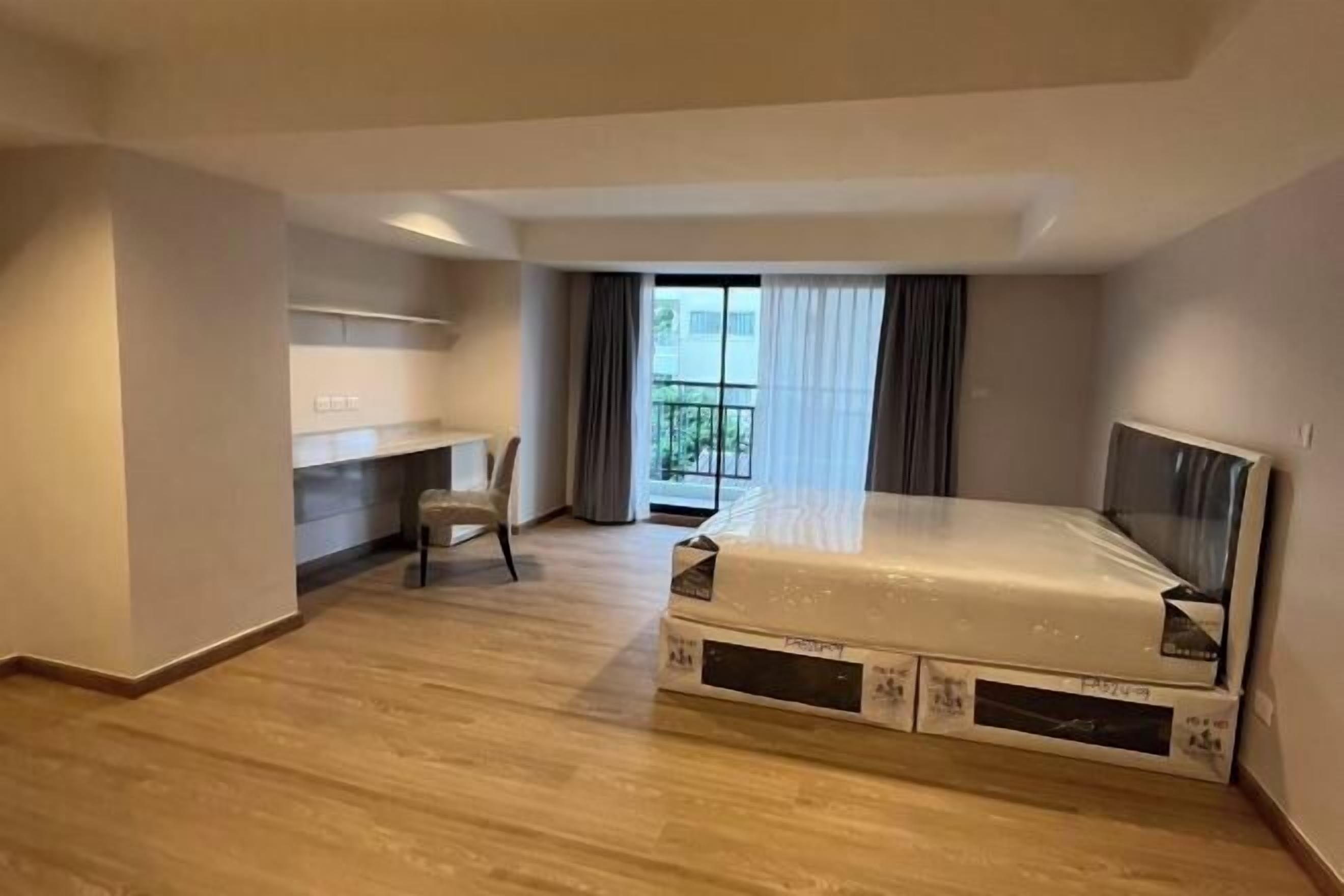 高級寢具、羽絨被、布置獨特、書桌