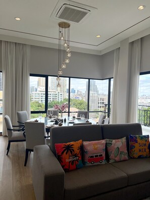 4 Bedrooms Exclusive Apartment (Unit 601) | Oleskelualue | 46–tuumainen äly-TV, jossa digitaalikanavat