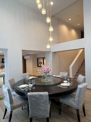 4 Duplex Exclusive Apartment (Unit 102) | Sängtillbehör av högsta kvalitet, duntäcken, unika möbler och skrivbord
