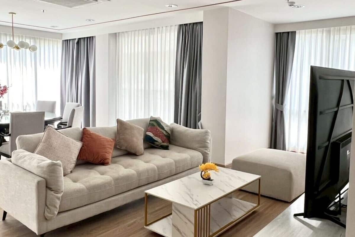 4 Bedrooms Exclusive Apartment (Unit 302) | Aire de séjour | Téléviseur connecté de 46 po avec télévision numérique