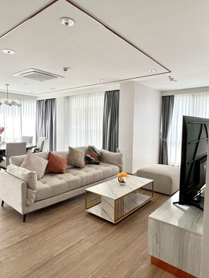 4 Bedrooms Exclusive Apartment (Unit 302) | Oleskelualue | 46–tuumainen äly-TV, jossa digitaalikanavat