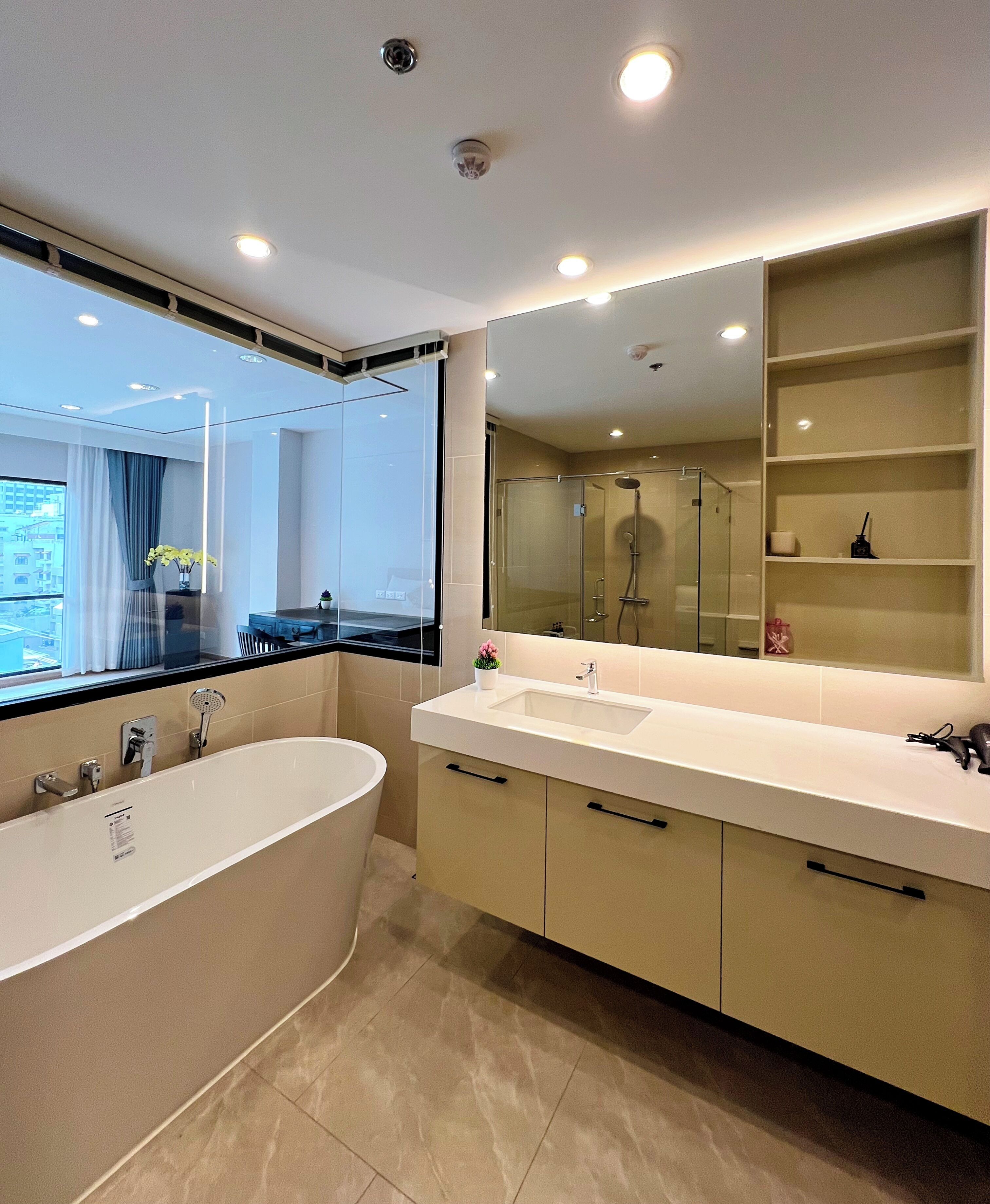 Douche hydromassante, articles de toilette de luxe, sèche-cheveux, savon