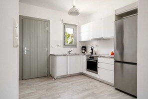 Kjøleskap, ovn, kokeplater og oppvaskmaskin