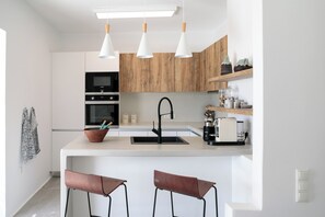 Réfrigérateur, un four, surface de cuisson, lave-vaisselle