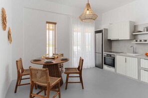 Kjøleskap, ovn, kokeplater og kaffetrakter/tekoker