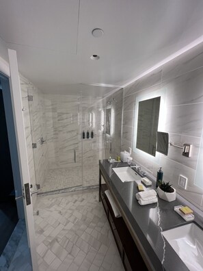 Bidet, toallas, jabón, papel de baño 
