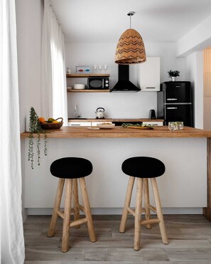 Fridge, oven, stovetop, coffee/tea maker - Maison Solea , Plaka Area Naxos (Naxos)