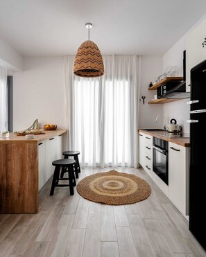 Fridge, oven, stovetop, coffee/tea maker