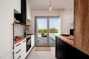 Fridge, microwave, oven, stovetop - Villa Ama , Plaka Area , Naxos (Naxos)