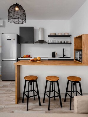 Fridge, oven, stovetop, coffee/tea maker - Villa Kaya, Family-Friendly Plaka Beach, Naxos (Naxos)
