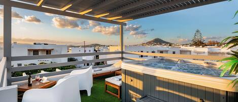 Outdoor spa tub