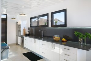 Fridge, microwave, oven, dishwasher - Villa Cubo, Lava y Volcán (La Vegueta)