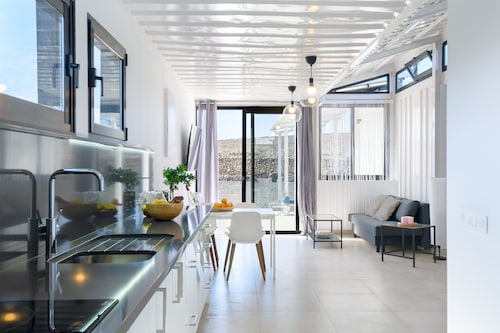 Villa Cubo, Lava y Volcán