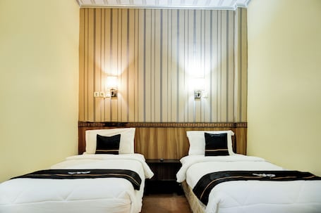 Standard Suite, 2 Twin Beds | Desk, laptop workspace, free WiFi, bed sheets