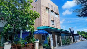 A hotel with a modern facade, a covered entrance, and a sign indicating it is a hotel. - Collection O R.Sukamto Near Palembang Trade Center Mall (Palembang)