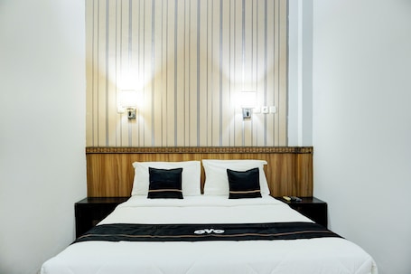 Standard Suite, 1 Double Bed. Collection O R.Sukamto Near Palembang Trade Center Mall