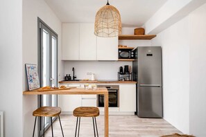 Een koelkast, een oven, een kookplaat, een koffiezetapparaat/waterkoker