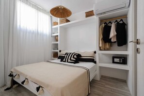 2 bedrooms, travel cot, free WiFi, bed sheets