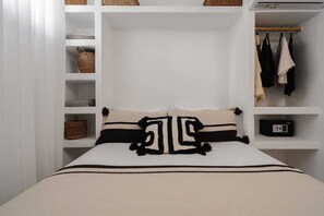 2 bedrooms, travel crib, free WiFi, bed sheets - Villa Karla, Agios Prokopios Beach Front (Naxos)