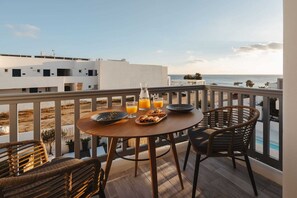 Outdoor dining - sea la vie apartment , Agios Prokopios (Naxos)