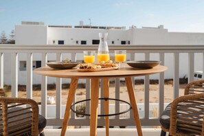 Outdoor dining - sea la vie apartment , Agios Prokopios (Naxos)