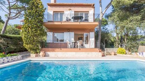 A two-story house with a swimming pool in front. - Can Benet Pl in Calella de Palafrugell (Palafrugell)