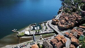 Une ville située au bord d’un lac, dotée d’un port de plaisance, de rues étroites et de maisons à étages.