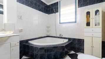 Villa | Bathroom