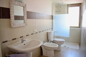 Sèche-cheveux, serviettes fournies, savon, papier toilette