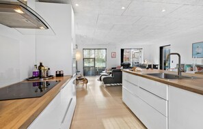 Refrigerador, lavavajillas y cafetera y tetera 