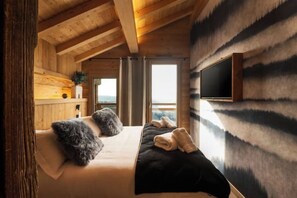 6 bedrooms, iron/ironing board, WiFi, bed sheets