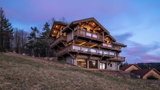 A multi-story wooden chalet with balconies and large windows, situated on a hillside. - Alta Rocca, 14-guest chalet in Gérardmer – pool, jacuzzi, sauna (Gérardmer)