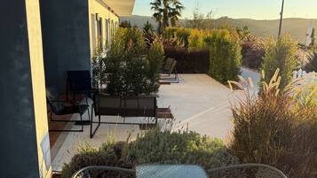 Apartamento família, varanda, vista para o jardim | Terraço/pátio