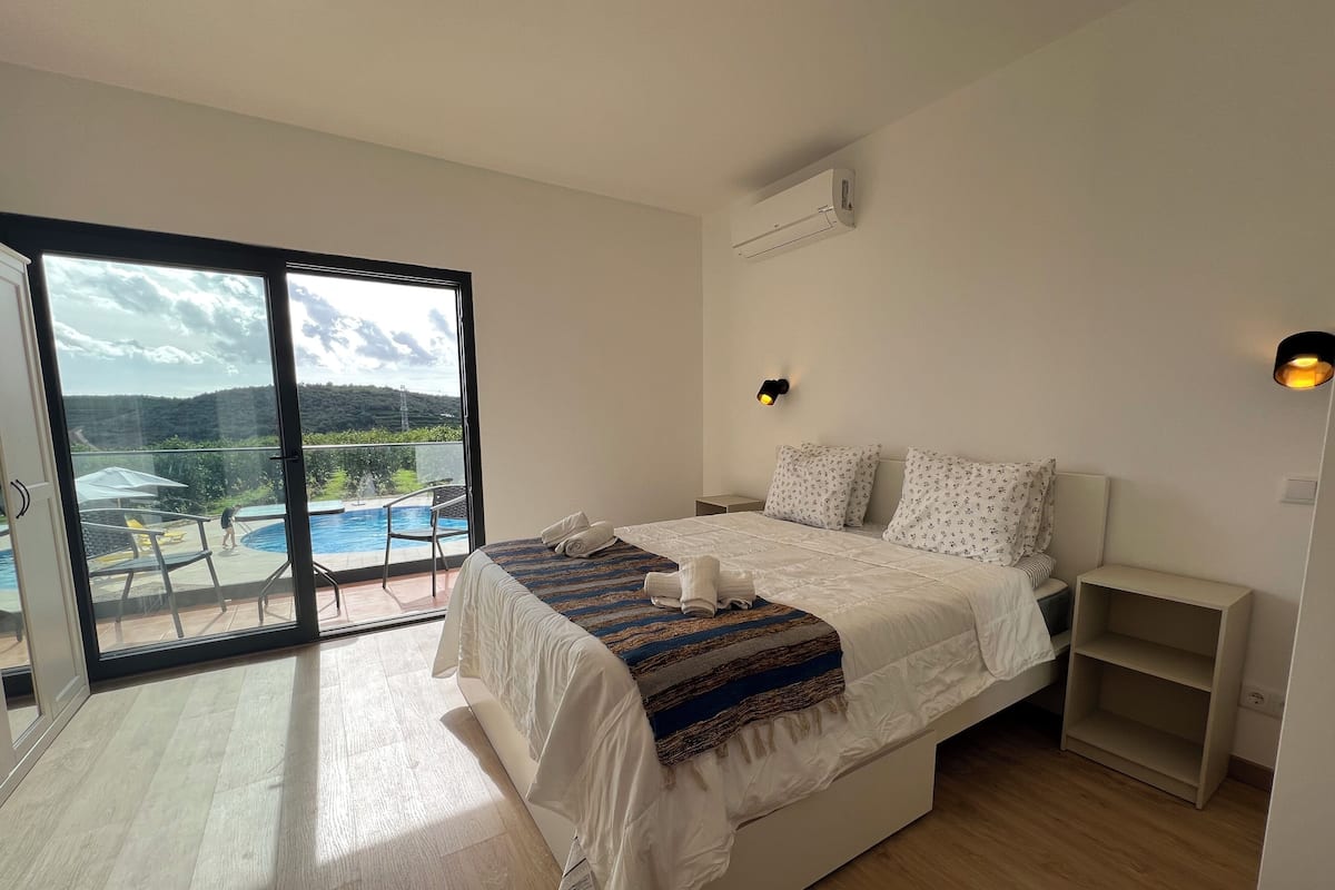 2 bedrooms, desk, laptop workspace, blackout drapes