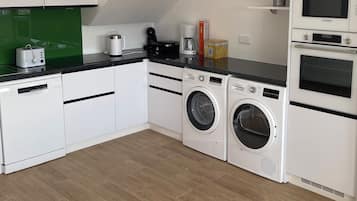 Frigorífico grande, microondas, horno y placa de cocina