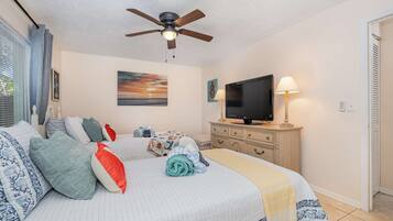 2 bedrooms, desk, iron/ironing board, WiFi