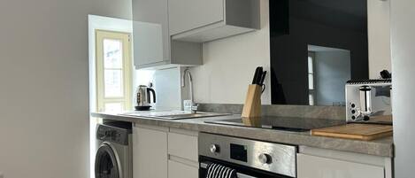 Geladeira, micro-ondas, fogão, cooktop