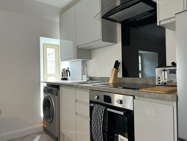 Kühlschrank, Mikrowelle, Ofen, Herdplatte