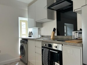 Frigorífico, microondas, horno y placa de cocina