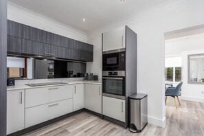 Jääkaappi, mikroaaltouuni, uuni, liesi